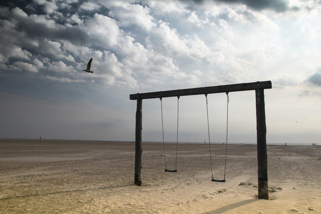 Strand mit einem Spielplatz, die Suche ist erlaubt.